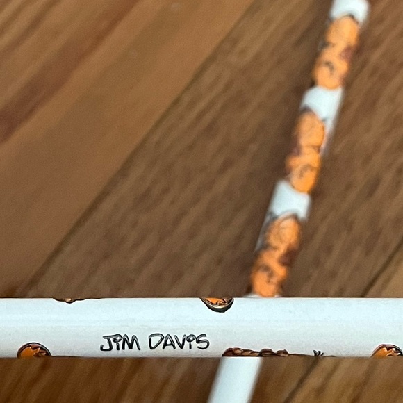 Set of Two (2) Vintage Garfield the Cat Pencils White Background Never Sharpened - Picture 4 of 9